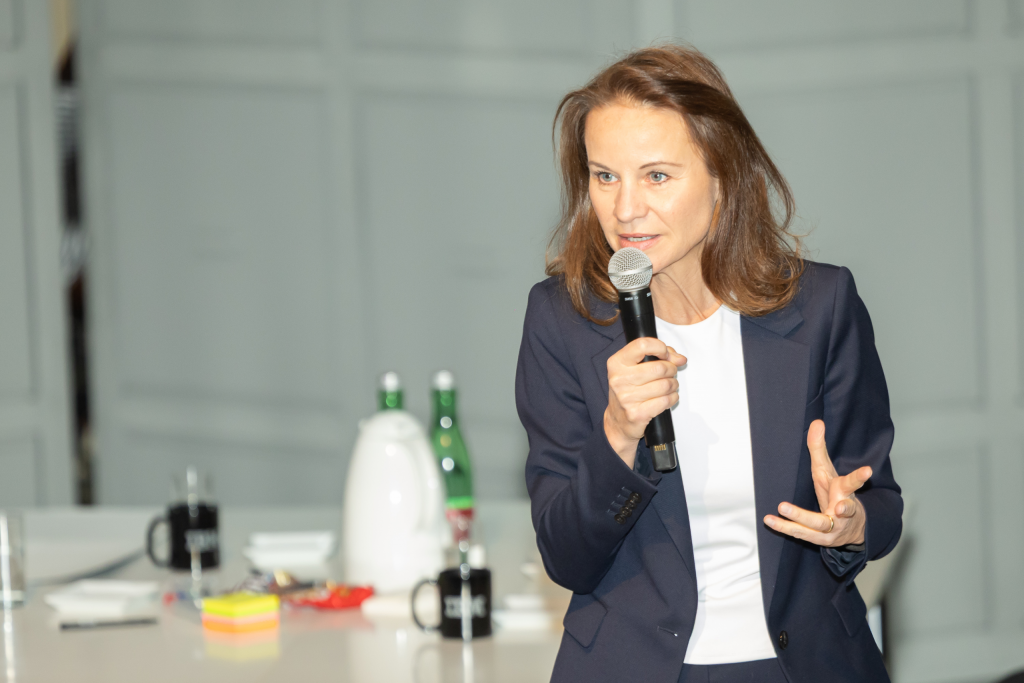 Man sieht Patricia Neumann, Vorstandsvorsitzende der Siemens Österreich, mit Mikrofon in der Hand, wie sie über Daten und Siemens spricht