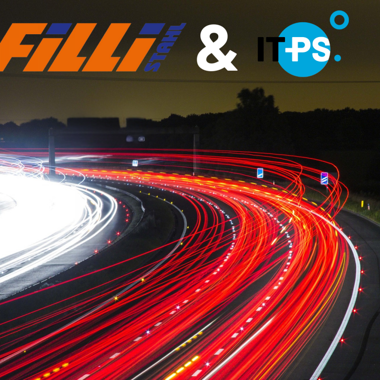 Eine Autobahn mit roten und weißen Linien aus den Lichtern. Die Logos von Filli Stahl und IT-PS mit dem Titel: Moderniserung die Wirkung zeigt.